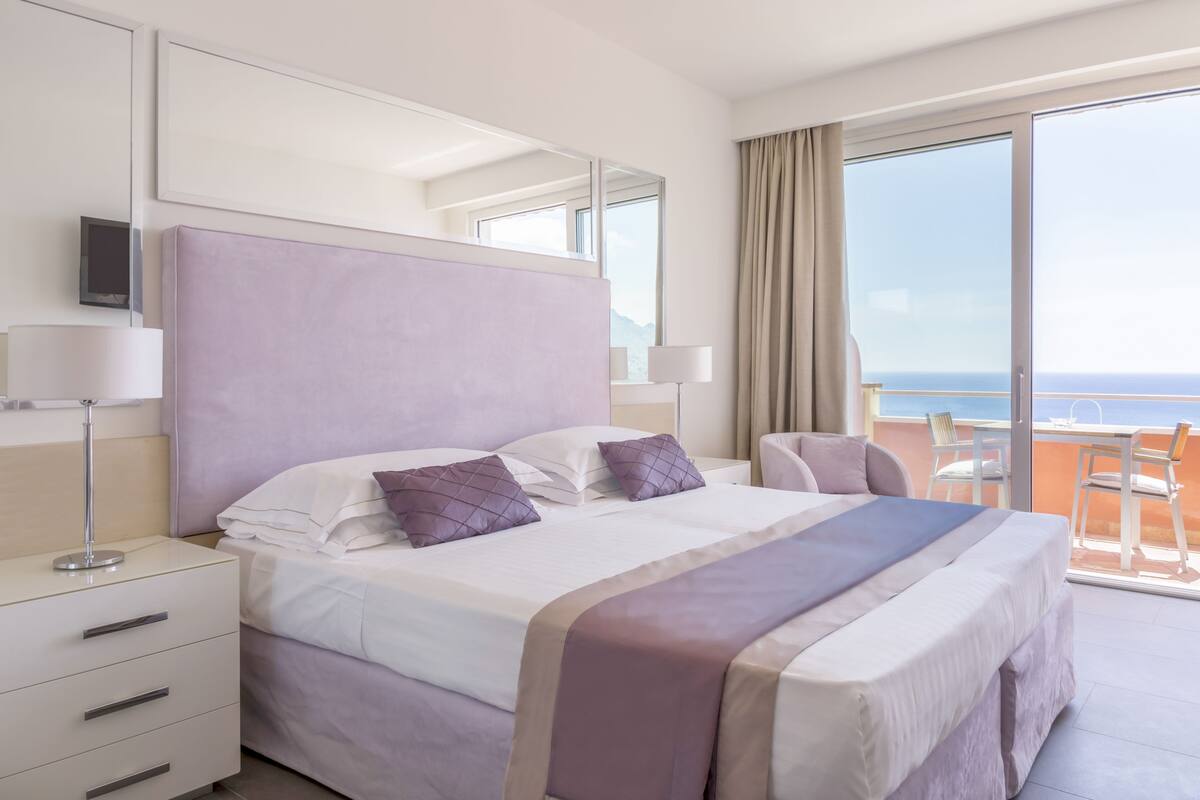 Chambre supérieure double ou avec lits jumeaux, vue sur la mer | Minibar, coffre-fort, bureau, rideaux d’obscurcissement