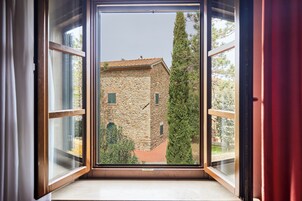 Cubrecamas, minibar, caja de seguridad en la habitación y escritorio 