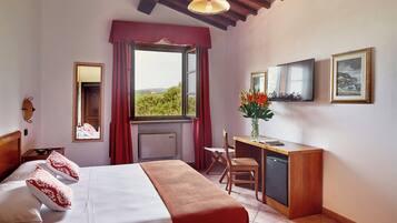 Camera Superior con letto matrimoniale o 2 letti singoli | Copriletto in piuma, minibar, una cassaforte in camera, una scrivania