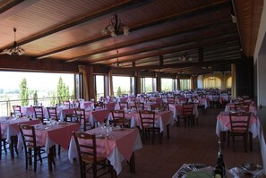 Ze serveren er ontbijt, lunch en diner 