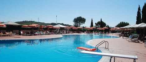 Piscina stagionale all'aperto, ombrelloni da piscina, lettini