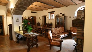Una sala de estar acogedora con una mesa de madera, un sofá y una chimenea.