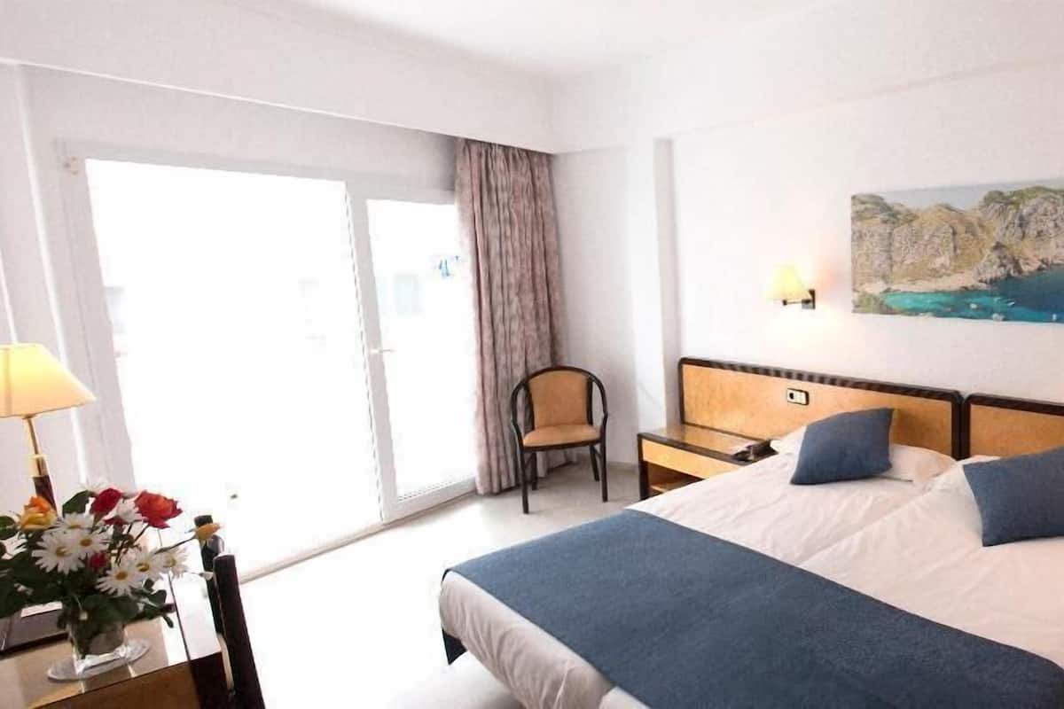 In-room safe, desk, blackout curtains, free WiFi