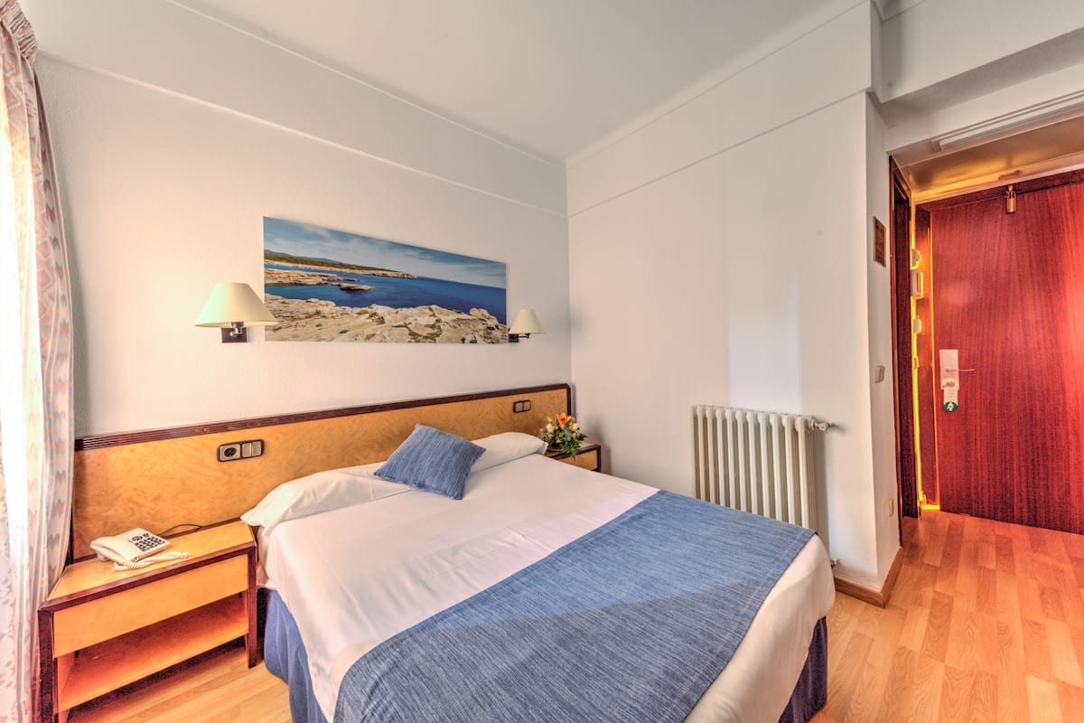Single Room | In-room safe, desk, blackout curtains, free WiFi