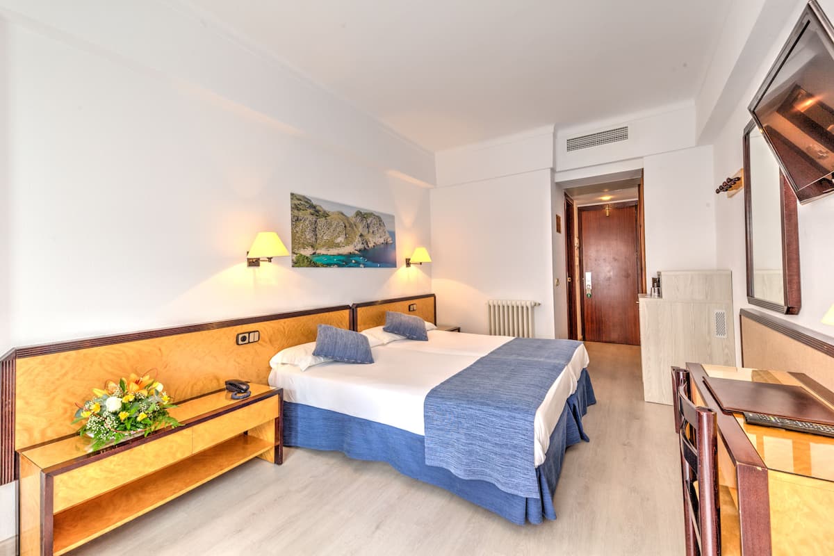 1 bedroom, in-room safe, desk, blackout curtains