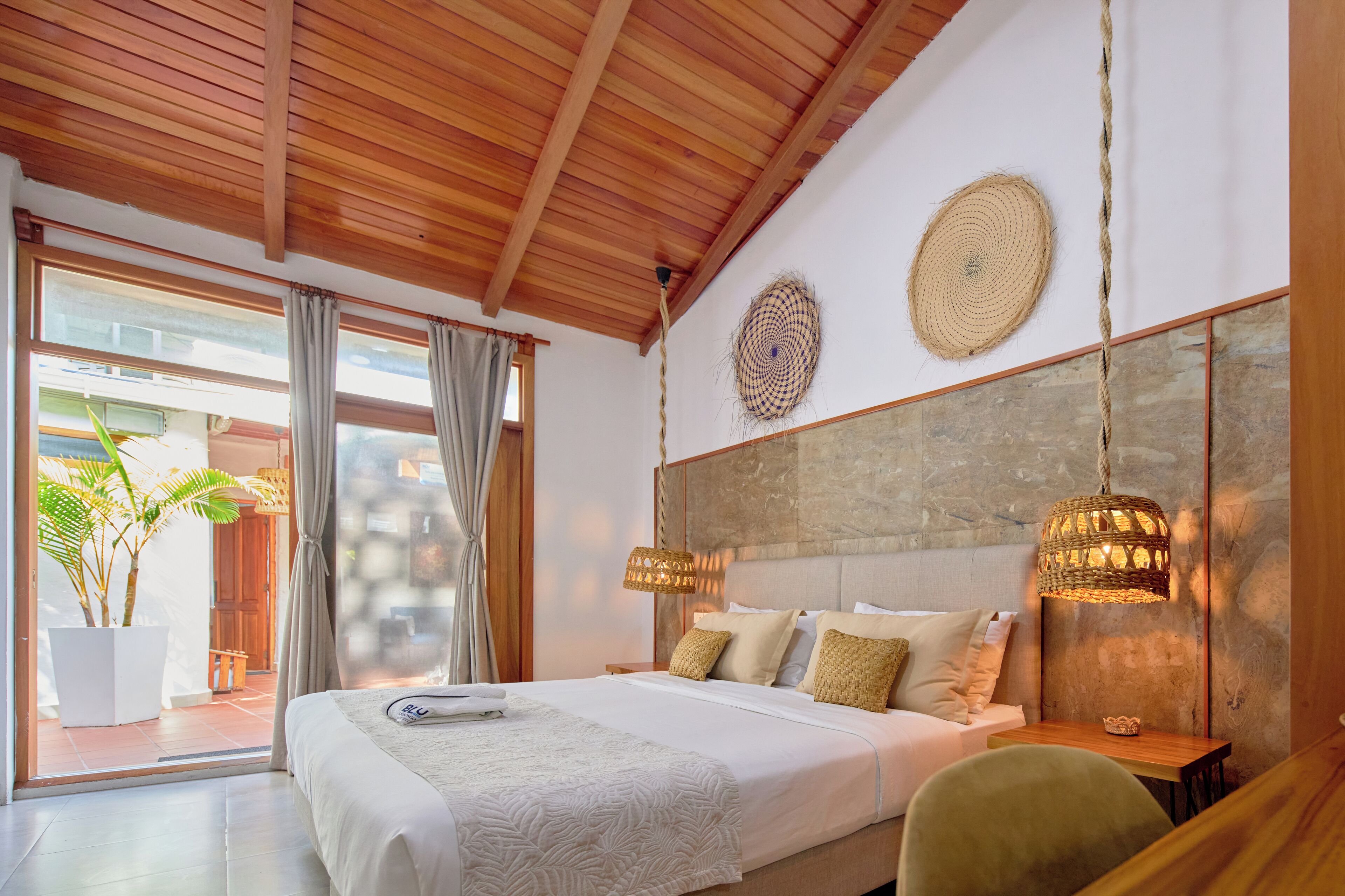 Habitación estándar doble, 1 cama de matrimonio | Caja fuerte, decoración individual, mobiliario individual y escritorio