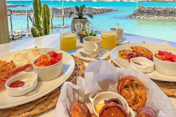 Petit déjeuner, déjeuner et dßner servis sur place, vue sur la mer