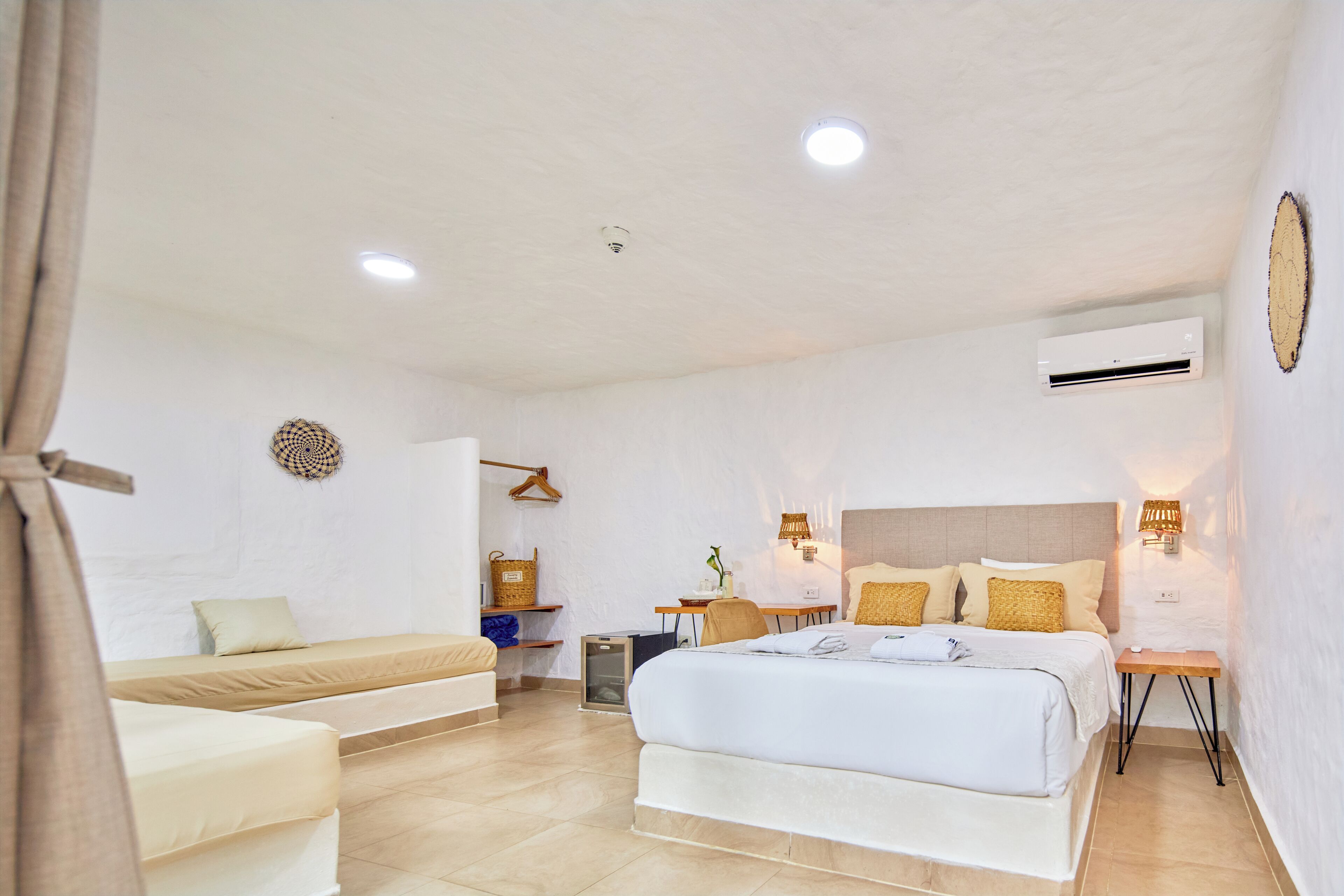 Habitación doble superior | Caja fuerte, decoración individual, mobiliario individual y escritorio