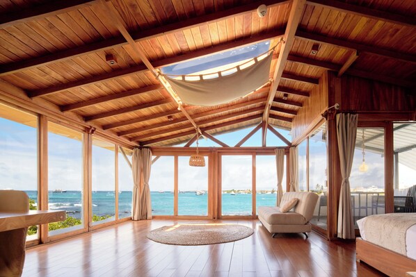 Suite Signature | Safe på rommet, individuelt dekorert, individuelt innredet og skrivebord