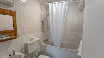 Suite, Ensuite (2 Adults & 1 Child) | Bathroom