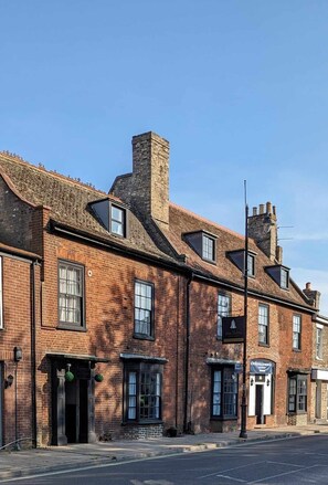 Property entrance - The Bell Hotel (Bury St Edmunds)