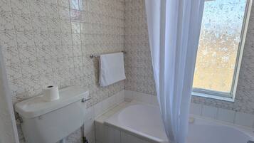 Eenpersoonskamer, en-suite badkamer | Badkamer