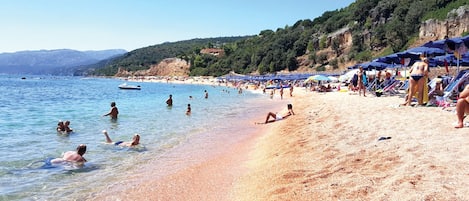 Plage privée, beach-volley, canoë