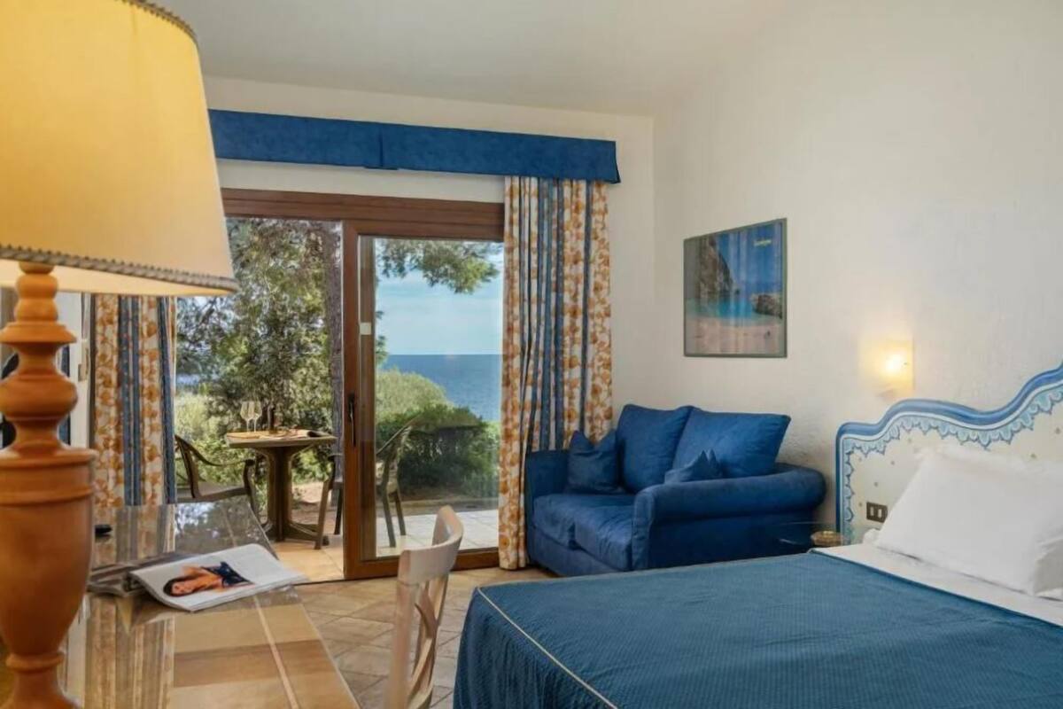 In-room safe, bed sheets