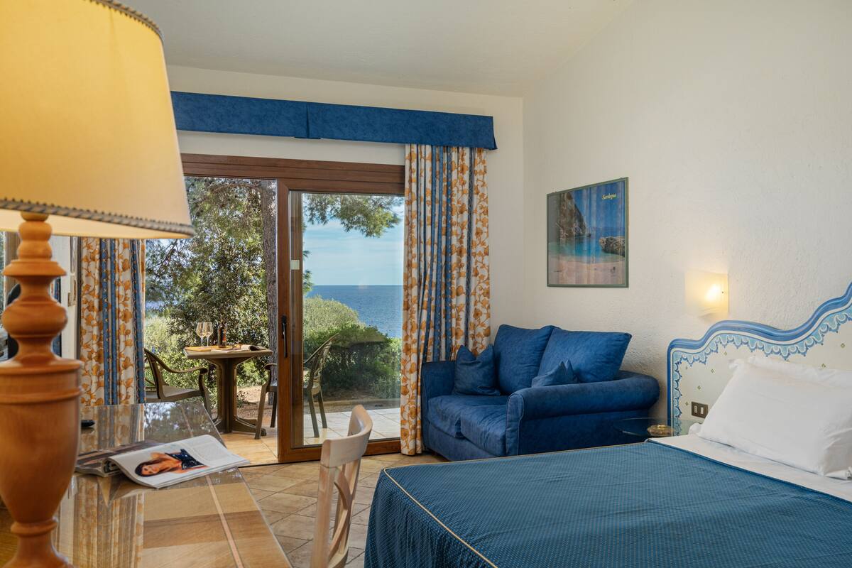 In-room safe, bed sheets