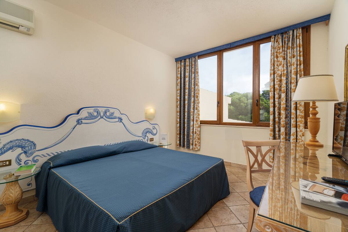 In-room safe, bed sheets