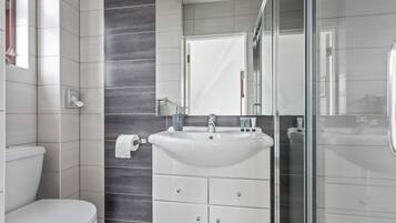 Deluxe Triple Room, Ensuite (Adjoining rooms) | Bathroom