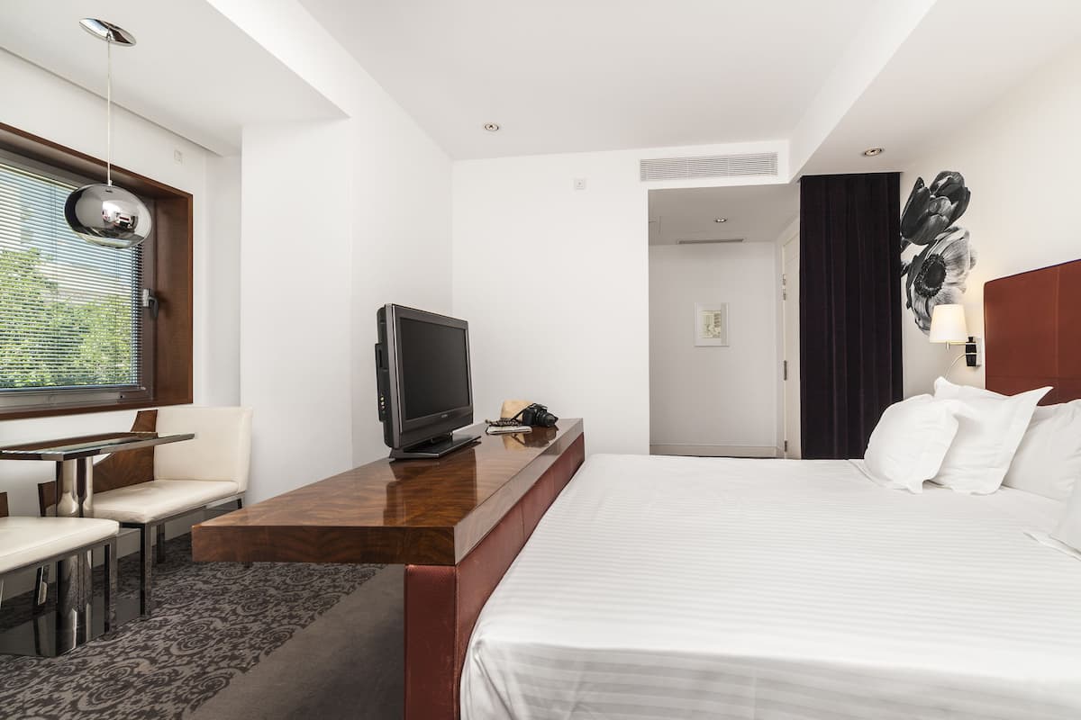 Habitación doble | 1 habitación, ropa de cama de alta calidad, edredón y minibar