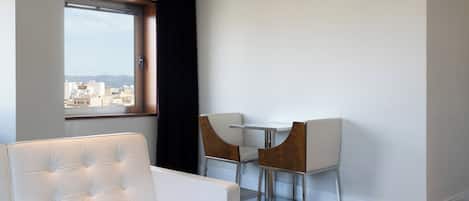 1 slaapkamer, een minibar, een kluis op de kamer, een bureau