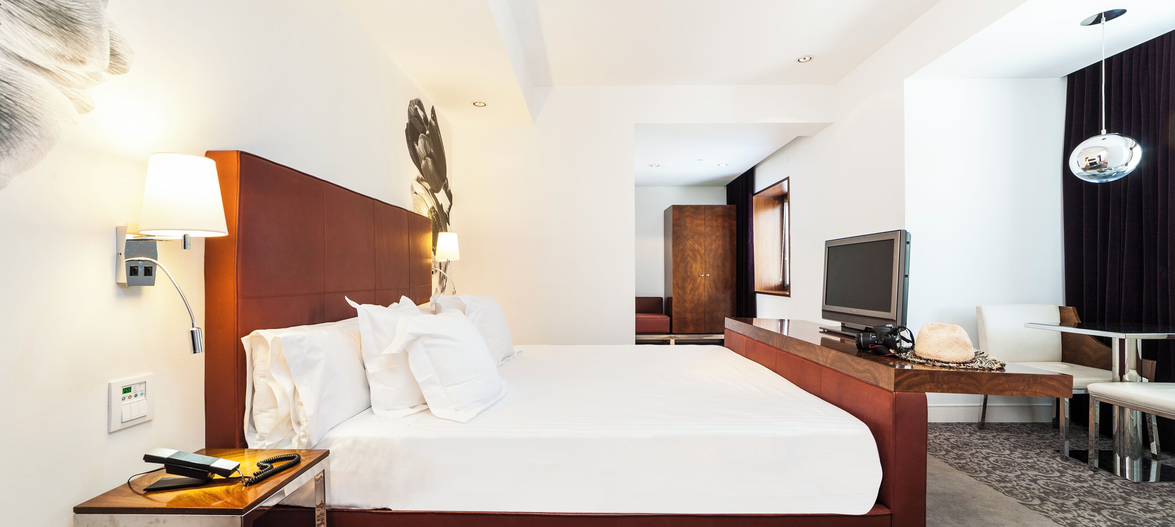 Minibar, in-room safe, desk, free WiFi
