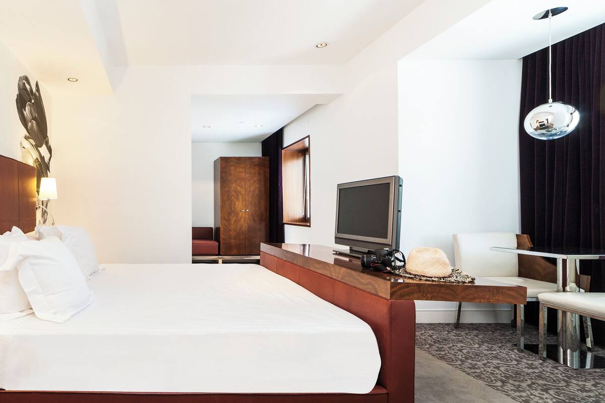 Minibar, in-room safe, desk, free WiFi