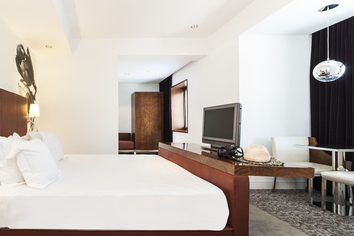 Habitación doble, vista a la ciudad | 1 habitación, ropa de cama de alta calidad, edredón y minibar