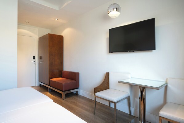 雙人房 | 迷你吧、客房內保險箱、書桌、免費無線上網