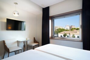 Habitación doble | Minibar, caja de seguridad en la habitación, escritorio y wifi gratis 