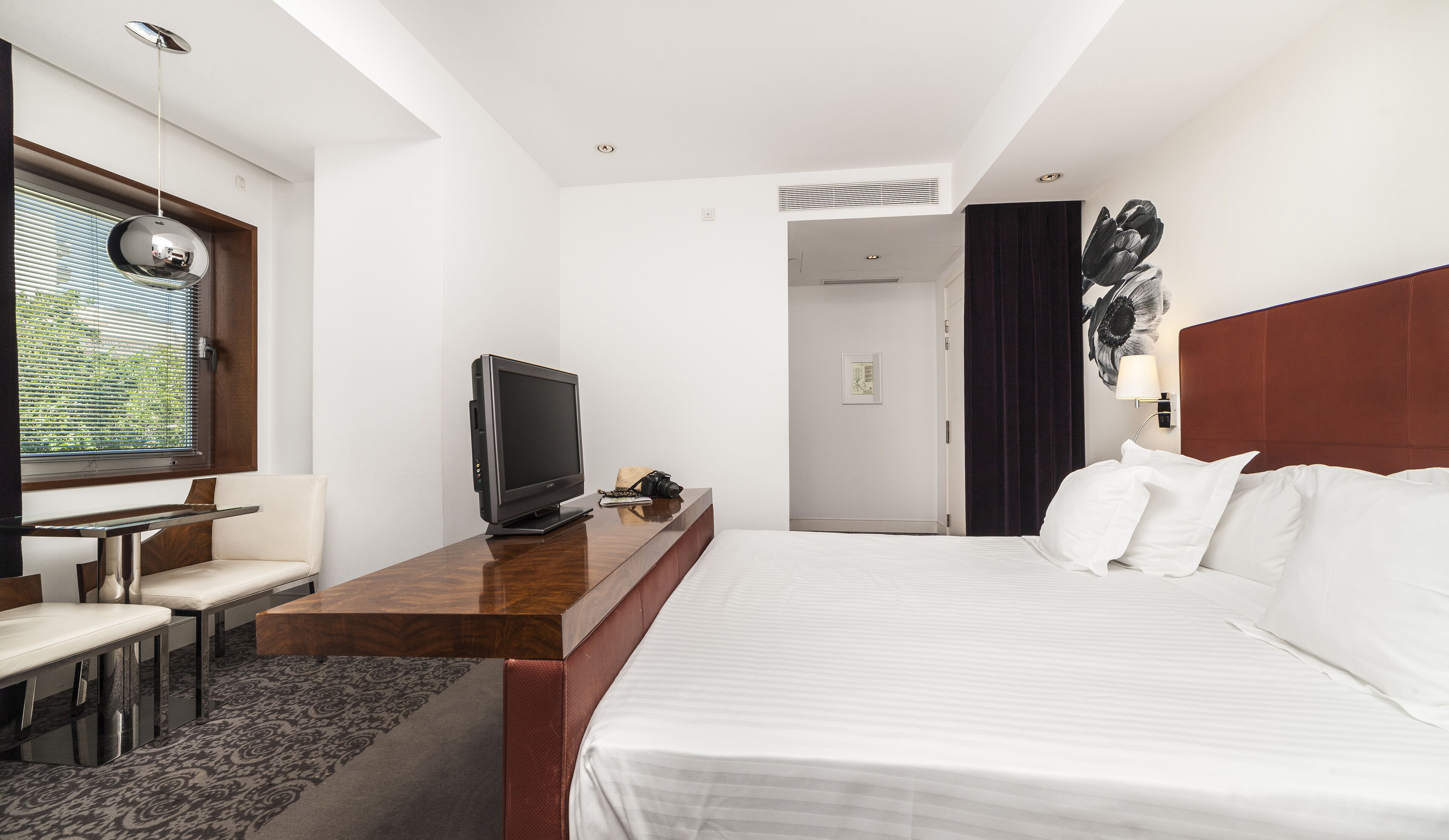 Minibar, in-room safe, desk, free WiFi