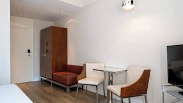 Eenpersoonskamer | 1 slaapkamer, een minibar, een kluis op de kamer, een bureau