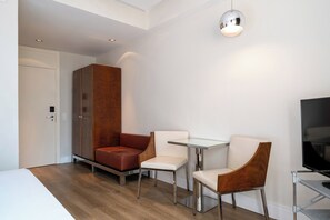 1 chambre, minibar, coffres-forts dans les chambres, bureau