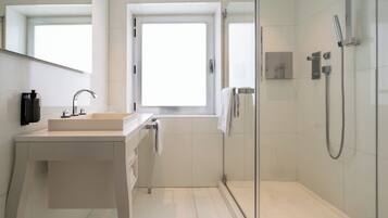 Articles de toilette gratuits, sèche-cheveux, serviettes fournies, savon