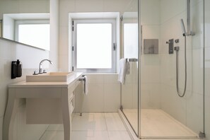 免費盥洗用品、吹風機、毛巾、肥皂