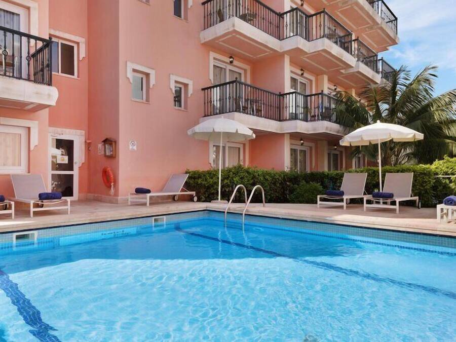 Una piscina techada, una piscina al aire libre