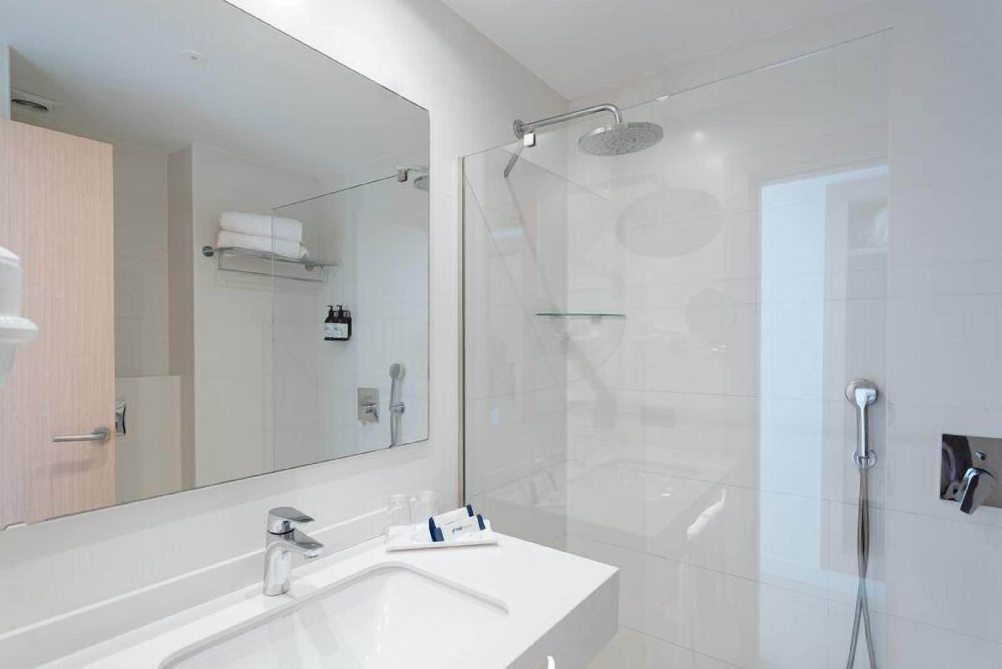 Habitación doble, en edificio anexo | Baño | Artículos de higiene personal gratuitos, secador de pelo y toallas
