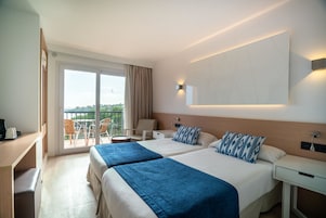Escritorio, cortinas blackout, wifi gratis y ropa de cama