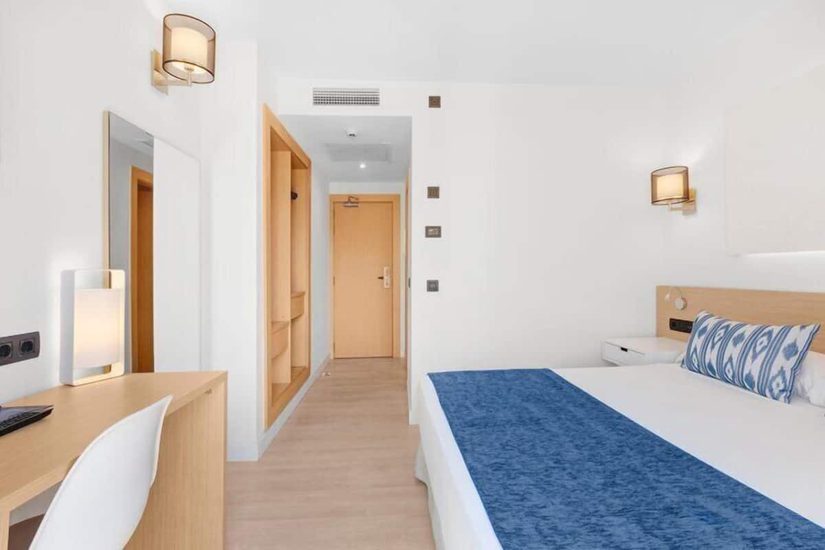 Habitación doble, en edificio contiguo | Escritorio, cortinas blackout, wifi gratis y ropa de cama