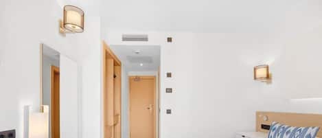 Escritorio, cortinas blackout, wifi gratis y ropa de cama