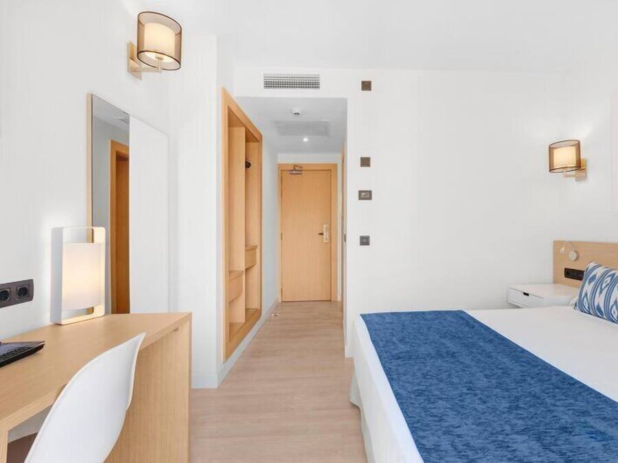 Habitación doble, en edificio anexo | Escritorio, cortinas opacas, wifi gratis y ropa de cama