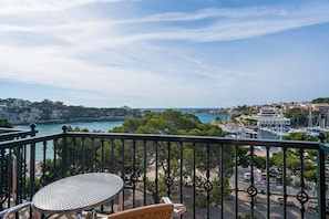 Habitació amb dos llits individuals, balcó, vistes al mar | Vista des de l'habitació