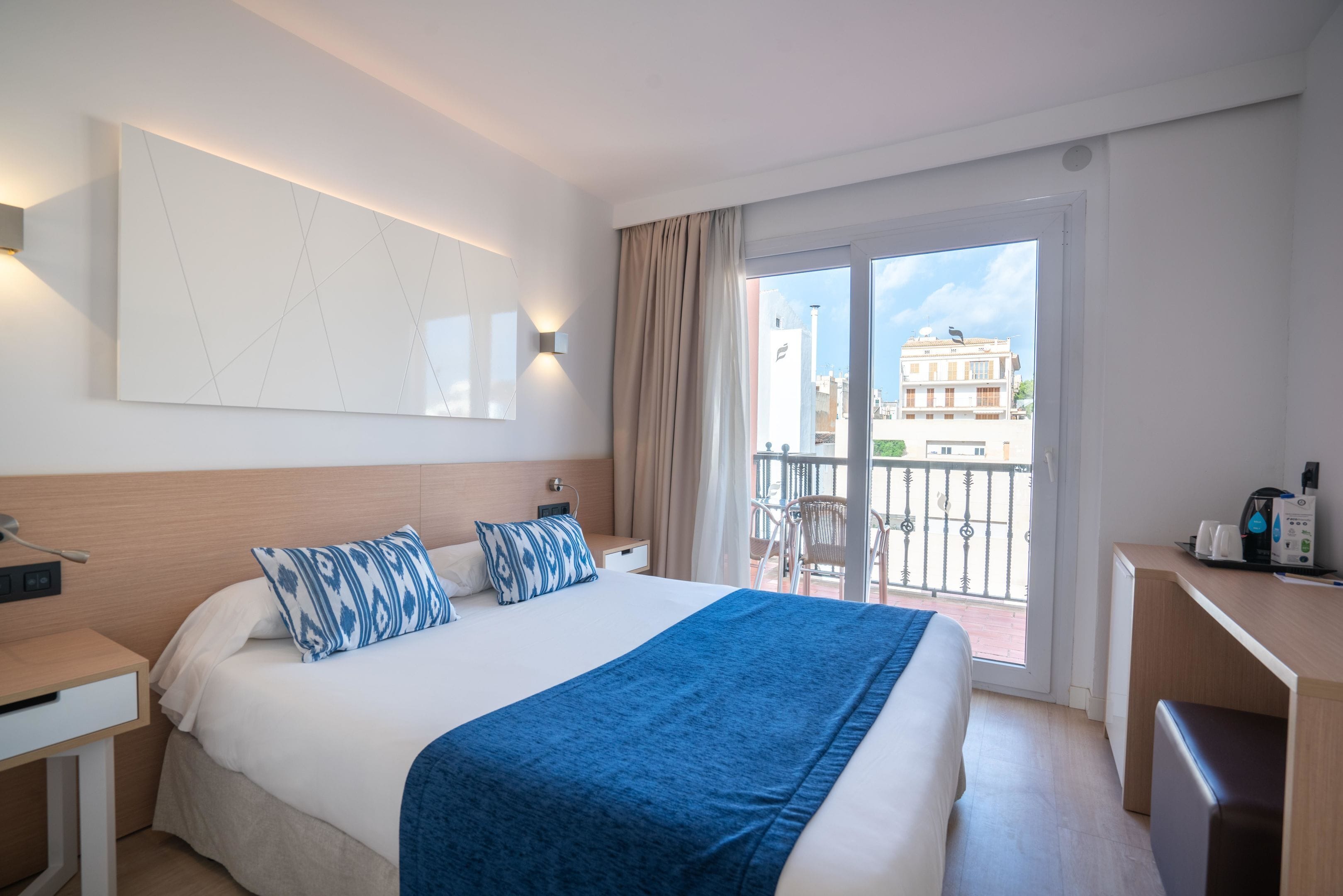 Habitación individual, balcón | Escritorio, cortinas opacas, wifi gratis y ropa de cama