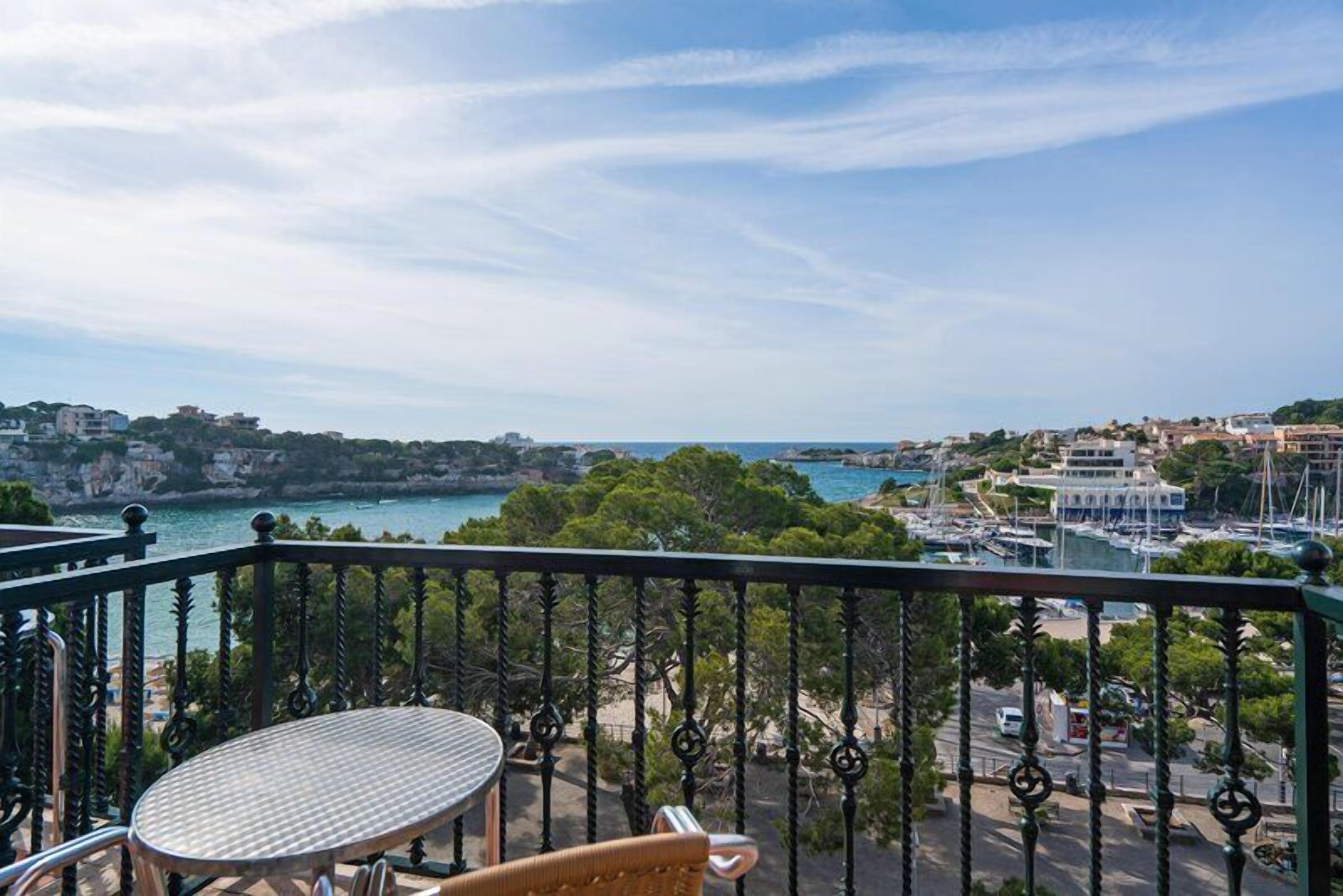 Habitación con 2 camas individuales, balcón, vistas al mar | Jardines del alojamiento