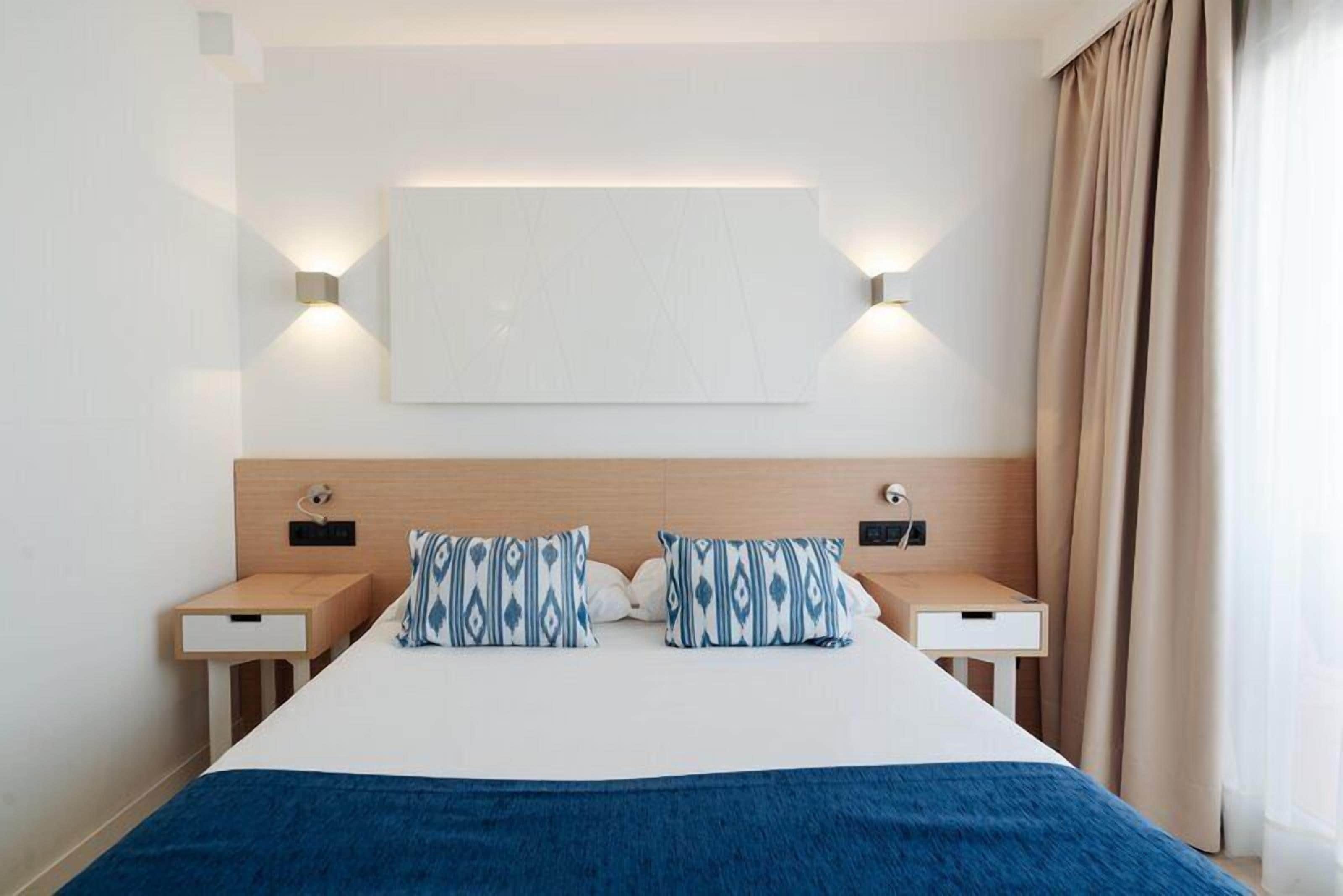 Single Room, Balcony | Desk, blackout drapes, WiFi (free), bed sheets