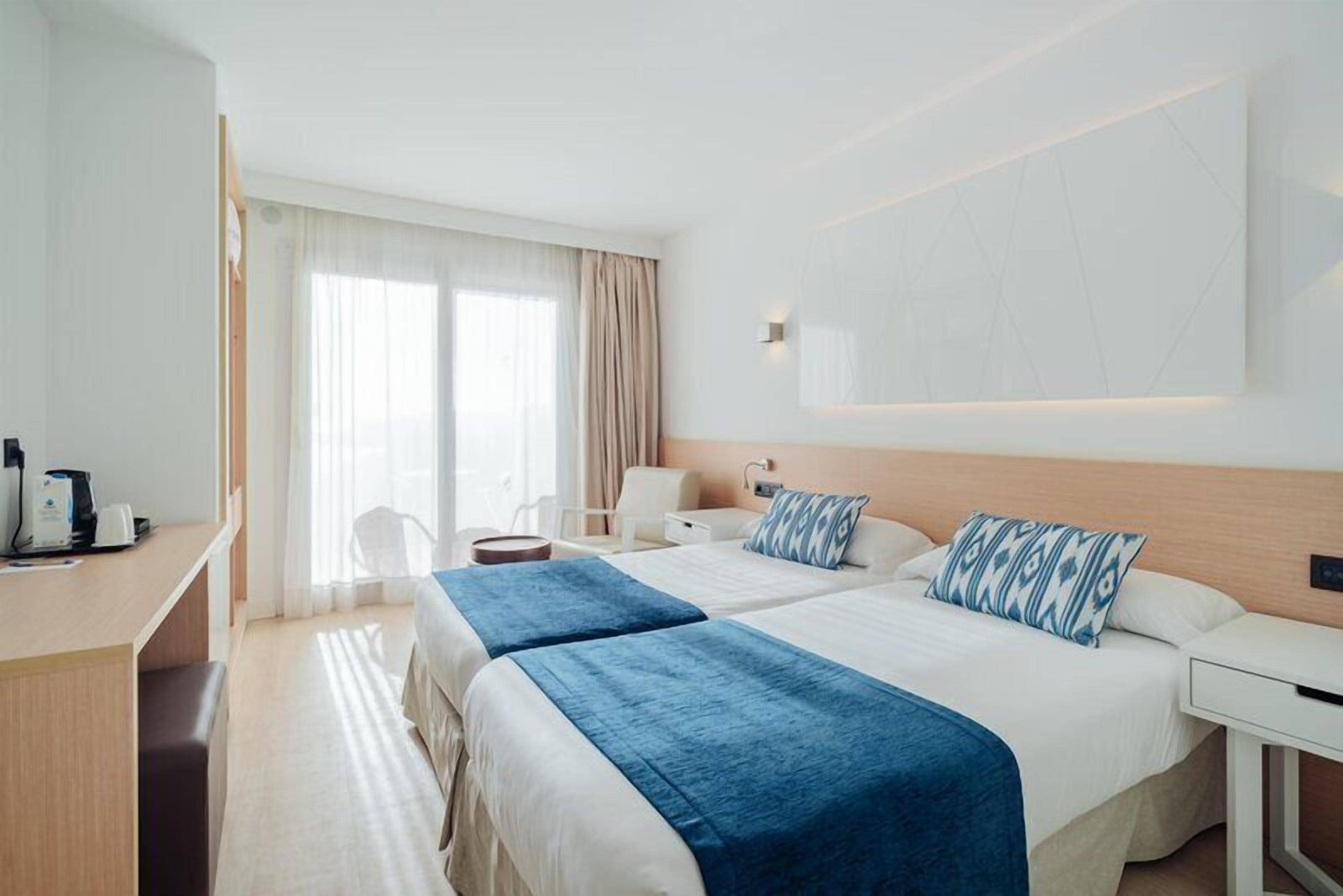 Habitación estándar con 2 camas individuales, balcón | Escritorio, cortinas opacas, wifi gratis y ropa de cama