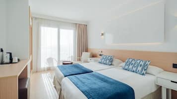 Habitación estándar con 2 camas individuales, balcón | Escritorio, cortinas opacas, wifi gratis y ropa de cama