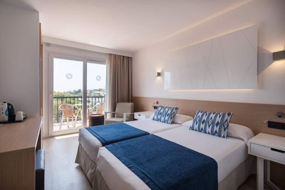 Standard Twin Room, Balcony | Desk, blackout drapes, WiFi (free), bed sheets