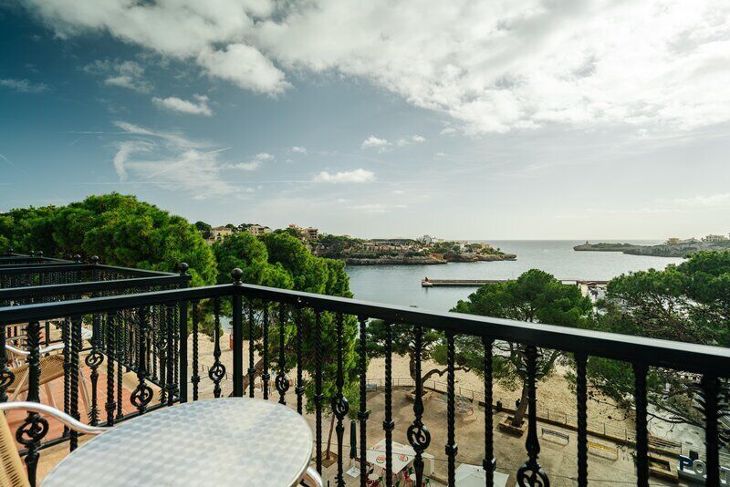 Chambre avec lits jumeaux, balcon, vue mer | Enceinte de l’hébergement