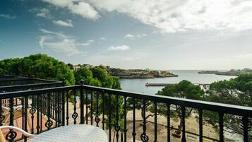 Chambre avec lits jumeaux, balcon, vue mer | Enceinte de l’hébergement