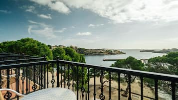 Værelse med 2 enkeltsenge - balkon - havudsigt | Overnatningsstedets område