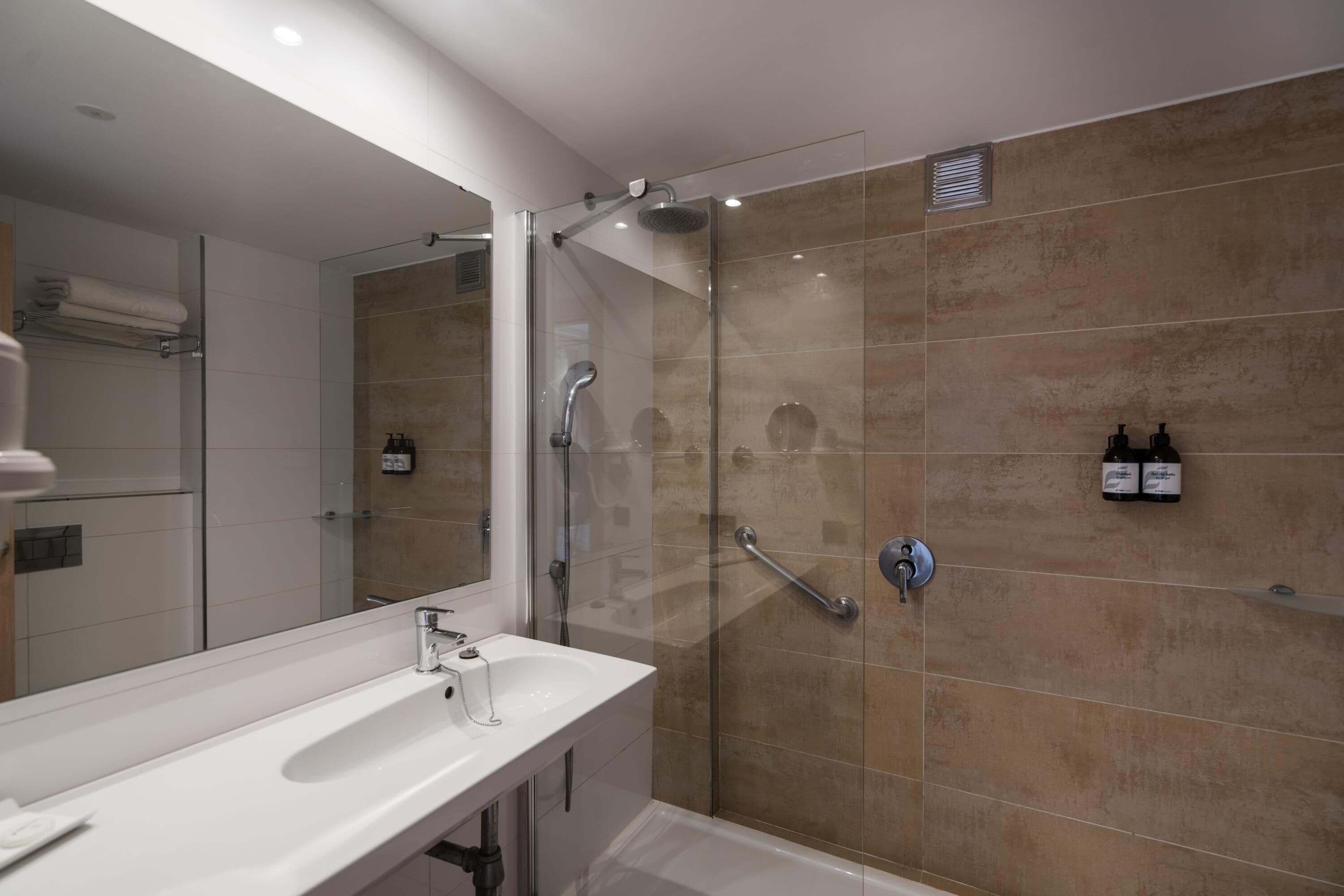 Twin Room, Balcony, Sea View | Bathroom
